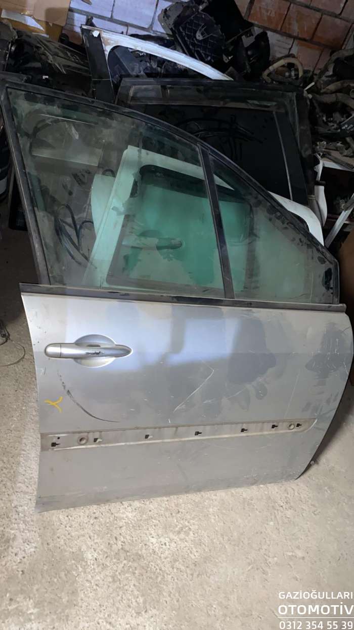Renault Scenic 2 Sağ Ön Kapı Kilidi Camı