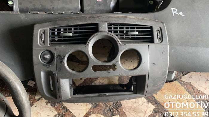 Renault Scenic 2 Çıkma Radyo Teyp Çeçeve Kasası