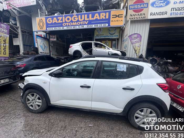 Dacia Sandero Stepway Yeşil Sağ Ön Kapı
