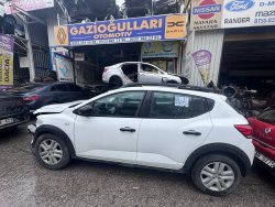 Dacia Sandero Stepway Yeşil Sağ Ön Kapı